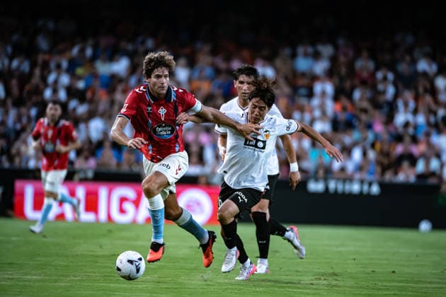 August 22, 2026, Valencia, Valencia, Spain: MARCO ALONSO of Celta Vigo (3) competes the ball with RYUNOSUKE SATO of Valencia CF (39) during the LaLiga EA Sports, match between Valencia CF versus Celta Vigo at Mestalla Stadium Soccer 2026: LaLiga EA Sports: Valencia CF - Celta Vigo  - ZUMAs385 20260822_zsp_s385_029 Copyright: xLeopoldxSoglox