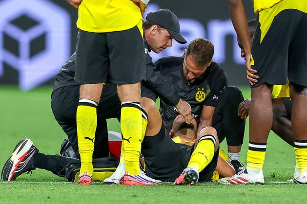 22.08.2026, Fußball, Borussia Dortmund - FC Bayern München, Signal Iduna Park, Saison 2026 2027: Ramy Bensebaini (BVB 05) muss medizinisch versorgt werden verletzt DFB regulations prohibit any use of photographs as image sequences and or quasi-video. Nordrhein-Westfalen Deutschland *** August 22, 2026, Soccer, Borussia Dortmund vs. FC Bayern Munich, Signal Iduna Park, 2026–2027 Season, Ramy Bensebaini of BVB 05 requires medical attention due to injury. DFB regulations prohibit the use of photographs as image sequences and or quasi-video. North Rhine-Westphalia, Germany