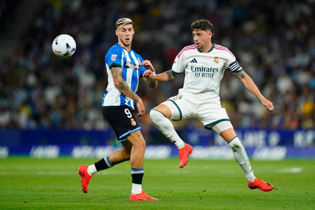 ESP: RCD Espanyol - Real Madrid. La Liga EA Sports. Matchday 2 Fede Valverde of Real Madrid and Roberto Fernandez of RCD Espanyol during the La Liga EA Sports match between RCD Espanyol and Real Madrid played at RCDE Stadium on August 22, 2026 in Barcelona, Spain. kpng Copyright: xSergioxRuizx xPRESSINPHOTOx PS_2627_ESP_RMA_025