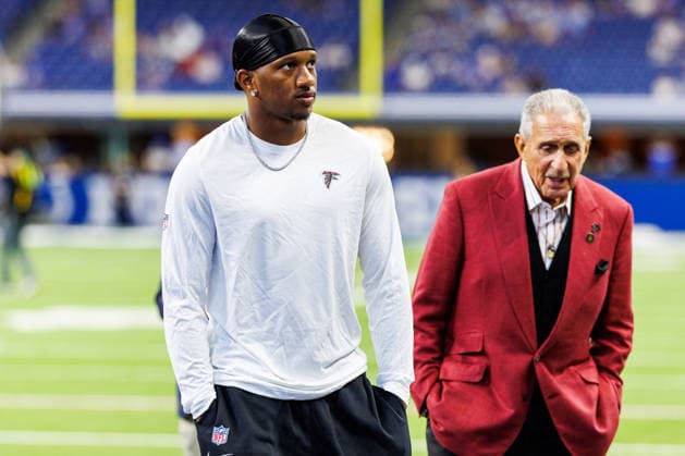 Aug 22, 2026; Indianapolis, Indiana, USA; Atlanta Falcons quarterback Michael Penix Jr. (9) and Owner Arthur Blank during pregame against the Indianapolis Colts at Lucas Oil Stadium. Mandatory Credit: -Cal Media NFL, American Football Herren, USA 2026: Falcons Vs Colts AUG 22  - ZUMAc04_ 20260822_zma_c04_003 Copyright: xJohnxMersitsx