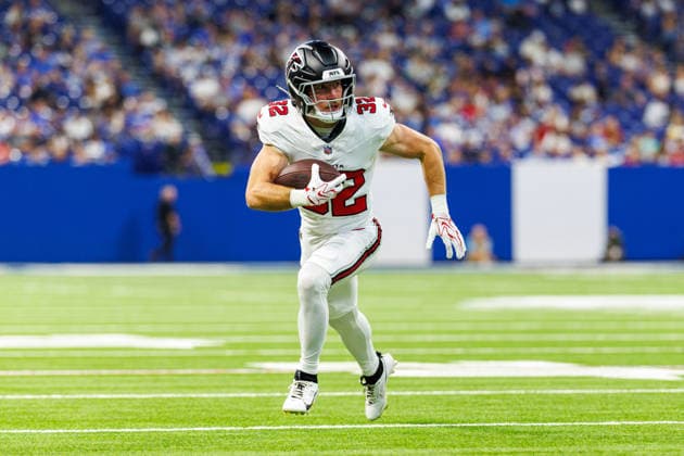 Aug 22, 2026; Indianapolis, Indiana, USA; Atlanta Falcons running back Cash Jones (32) runs with the ball for a touchdown against the Indianapolis Colts during NFL, American Football Herren, USA preseason game action at Lucas Oil Stadium. Mandatory Credit: -Cal Media NFL 2026: Falcons Vs Colts AUG 22  - ZUMAc04_ 20260822_zma_c04_008 Copyright: xJohnxMersitsx