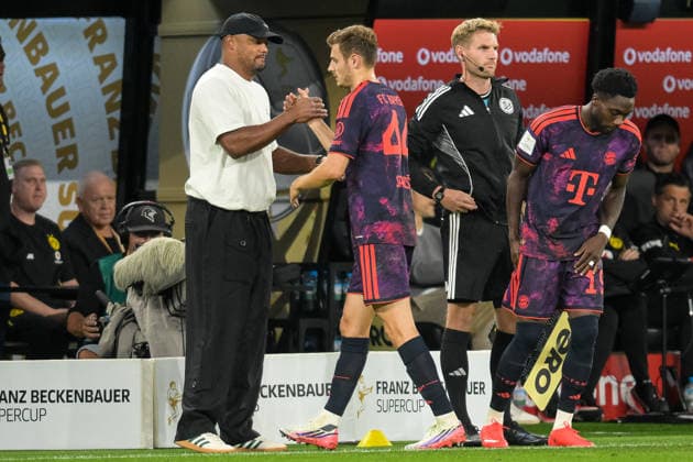 Fußball, Supercup, 20260822, BV 09 Borussia Dortmund - FC Bayern München. Im Bild v.l. Trainer Bayern Vincent KOMPANY, Josip STANISIC (Bayern, 44) klatschen nach Auswechslung ab. Dortmund Signal-Iduna-Park Nordrhein-Westfalen Deutschland *** Soccer, Super Cup, 20260822, BV 09 Borussia Dortmund vs. FC Bayern Munich. Pictured, from left: Bayern coach Vincent KOMPANY and Josip STANISIC of Bayern, 44, clapping after a substitution. Dortmund, Signal Iduna Park, North Rhine-Westphalia, Germany Copyright: Passion2Press MarkusxFischerx