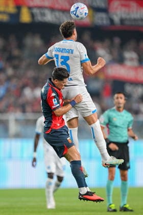 GenoaÕs Vitinha jumps for the ball with NapoliÕs Amir Rrahmani during the Serie A soccer match between Genoa and Napoli at the Luigi Ferraris Stadium in Genoa, Italy - Saturday, August 22, 2026. - Soccer .  Copyright: xTanoxPecoraro LaPressex