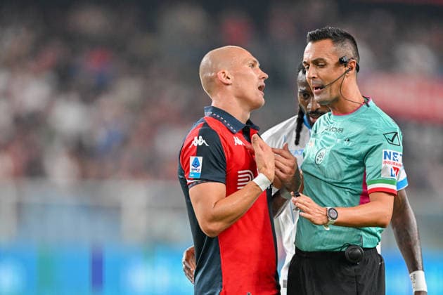 the referee and Genoa s Leo Skiri Ostigard during the Serie A soccer match between Genoa and Napoli at the Luigi Ferraris Stadium in Genoa, Italy - Saturday, August 22, 2026. - Soccer .  Copyright: xTanoxPecoraro LaPressex