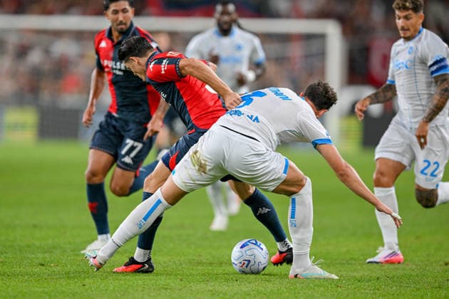 GenoaÕs Vitinha fights for the ball with NapoliÕs Amir Rrahmani during the Serie A soccer match between Genoa and Napoli at the Luigi Ferraris Stadium in Genoa, Italy - Saturday, August 22, 2026. - Soccer .  Copyright: xTanoxPecoraro LaPressex