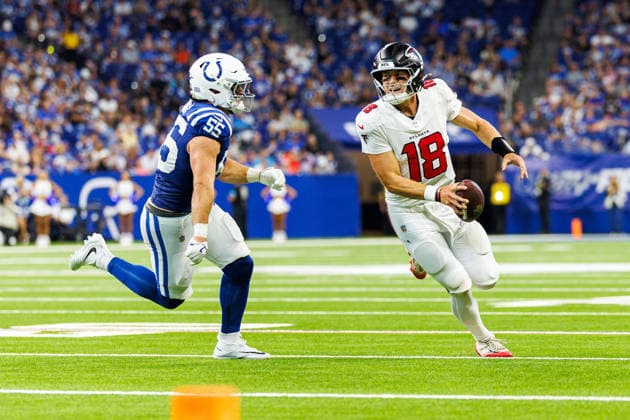 Aug 22, 2026; Indianapolis, Indiana, USA; Atlanta Falcons quarterback Jack Strand (18) scrambles with the ball as Indianapolis Colts defensive lineman Caden Curry (55) pursues during NFL, American Football Herren, USA game action at Lucas Oil Stadium. Mandatory Credit: -Cal Media NFL 2026: Falcons Vs Colts AUG 22  - ZUMAc04_ 20260822_zma_c04_021 Copyright: xJohnxMersitsx