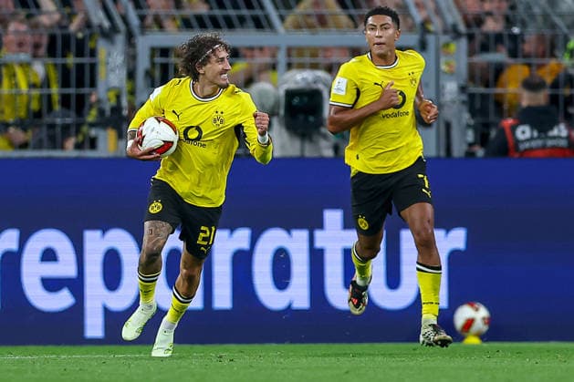 22.08.2026, Fußball, Borussia Dortmund - FC Bayern München, Signal Iduna Park, Saison 2026 2027: Torjubel nach dem Tor zum 1:2 durch Torschütze Fabio Silva (BVB 21) DFB regulations prohibit any use of photographs as image sequences and or quasi-video. Nordrhein-Westfalen Deutschland *** August 22, 2026, Soccer, Borussia Dortmund vs. FC Bayern Munich, Signal Iduna Park, 2026–2027 season. Goal celebration following the goal that made the score 1–2, scored by Fabio Silva (BVB 21). DFB regulations prohibit any use of photographs as image sequences and or quasi-video. North Rhine-Westphalia, Germany