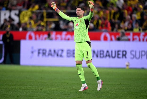 Fussball Supercup Saison 2026 2027 22.08.2026 Borussia Dortmund - FC Bayern Muenchen Jubel vom Torwart Gregor Kobel (Borussia Dortmund) *** Soccer Super Cup, 2026–2027 Season, August 22, 2026: Borussia Dortmund vs. FC Bayern Munich; Goalkeeper Gregor Kobel of Borussia Dortmund celebrates