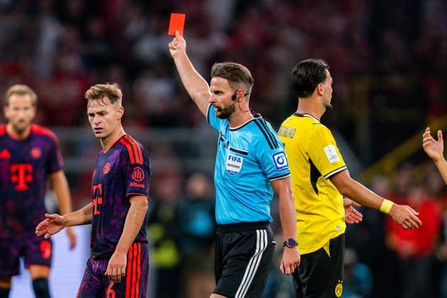 Supercup, Deutschland, Borussia Dortmund vs. FC Bayern München, 22.08.2026 im Signal Iduna Park Rote Karte Ramy Bensebaini Foul an Ismail Saibari *** Super Cup, Germany, Borussia Dortmund vs. FC Bayern Munich, August 22, 2026, at Signal Iduna Park—Red card for Ramy Bensebaini for a foul on Ismail Saibari Copyright: xBahhoxKarax