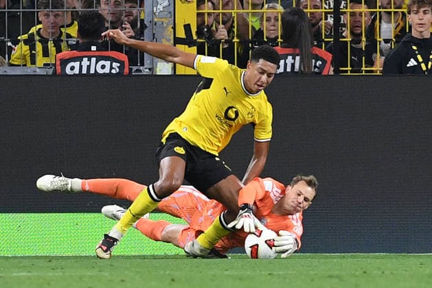 Jobe Bellingham (Borussia Dortmund) und Torwart Manuel Neuer (FC Bayern Muenchen) im Zweikampf waehrend des Franz-Beckenbauer-Supercup Endspiel 2026 zwischen Borussia Dortmund und FC Bayern Muenchen, Signal Iduna Park am 22. August 2026 in Dortmund, Deutschland. (Foto von Ralf Treese DeFodi Images) +++ Jobe Bellingham (Borussia Dortmund) und Torwart Manuel Neuer (FC Bayern Muenchen) battle for the ball during the Franz Beckenbauer Supercup match between Borussia Dortmund and FC Bayern Muenchen at Signal Iduna Park on August 22, 2026 in Dortmund, Germany. (Photo by Ralf Treese DeFodi Images) - *** Jobe Bellingham of Borussia Dortmund and goalkeeper Manuel Neuer of FC Bayern Munich battle for the ball during the 2026 Franz Beckenbauer Super Cup final between Borussia Dortmund and FC Bayern Munich at Signal Iduna Park on August 22, 2026, in Dortmund, Germany. Photo by Ralf Treese, DeFodi Images. Jobe Bellingham of Borussia Dortmund and goalkeeper Manuel Neuer of FC Bayern Munich battle for the ball during the Franz Beckenbauer Super Cup match between Borussia Dortmund and FC Bayern Munich at Signal Iduna Park on August 22, 2026 in Dortmund, Germany Photo by Ralf Treese DeFodi Images
