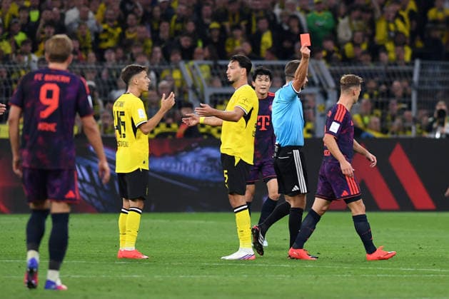 Schiedsrichter Daniel Schlager zeigt Ramy Bensebaini (Borussia Dortmund) die rote Karte waehrend des Franz-Beckenbauer-Supercup Endspiel 2026 zwischen Borussia Dortmund und FC Bayern Muenchen, Signal Iduna Park am 22. August 2026 in Dortmund, Deutschland. (Foto von Ralf Treese DeFodi Images) +++ Schiedsrichter Daniel Schlager shows the red card to Ramy Bensebaini (Borussia Dortmund) during the Franz Beckenbauer Supercup match between Borussia Dortmund and FC Bayern Muenchen at Signal Iduna Park on August 22, 2026 in Dortmund, Germany. (Photo by Ralf Treese DeFodi Images) - *** Referee Daniel Schlager shows Ramy Bensebaini of Borussia Dortmund a red card during the 2026 Franz Beckenbauer Super Cup final between Borussia Dortmund and FC Bayern Munich at Signal Iduna Park on August 22, 2026, in Dortmund, Germany. Photo by Ralf Treese, DeFodi Images. Referee Daniel Schlager shows the red card to Ramy Bensebaini of Borussia Dortmund during the Franz Beckenbauer Super Cup match between Borussia Dortmund and FC Bayern Munich at Signal Iduna Park on August 22, 2026 in Dortmund, Germany. Photo by Ralf Treese, DeFodi Images