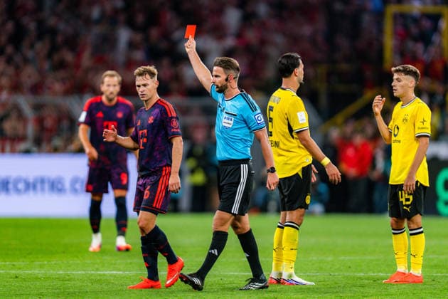 Supercup, Deutschland, Borussia Dortmund vs. FC Bayern München, 22.08.2026 im Signal Iduna Park Rote Karte Ramy Bensebaini Foul an Ismail Saibari *** Super Cup, Germany, Borussia Dortmund vs. FC Bayern Munich, August 22, 2026, at Signal Iduna Park—Red card for Ramy Bensebaini for a foul on Ismail Saibari Copyright: xBahhoxKarax