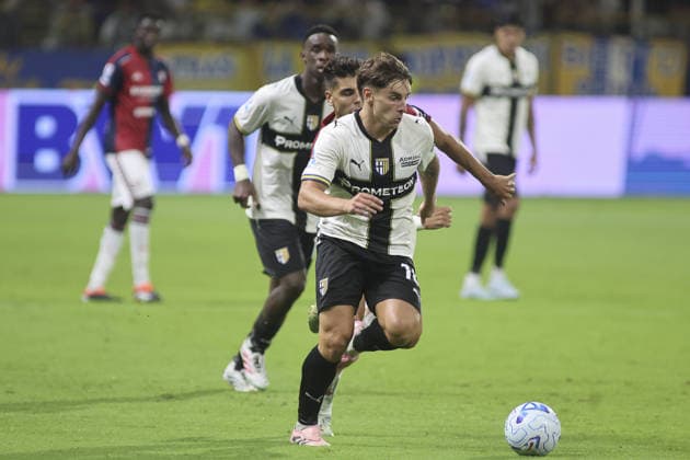 IPA87707241 - Adrian Bernabe of Parma AC plays the ball during the Parma Calcio vs. Cagliari Calcio match, the first game of the 2026-27 Enilive Serie A season, at the Ennio Tardini Stadium in Parma (PR), Italy, on August 22, 2026.  Copyright: xDavidexCasentini IPAxSportx xx 87707241