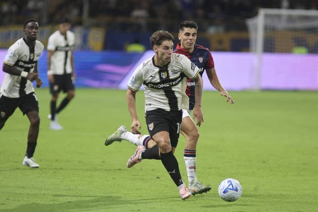 IPA87707243 - Adrian Bernabe of Parma AC plays the ball during the Parma Calcio vs. Cagliari Calcio match, the first game of the 2026-27 Enilive Serie A season, at the Ennio Tardini Stadium in Parma (PR), Italy, on August 22, 2026.  Copyright: xDavidexCasentini IPAxSportx xx 87707243