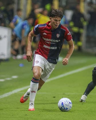 IPA87707254 - Alessandro Romano of Cagliari Calcio plays the ball during the Parma Calcio vs. Cagliari Calcio match, the first game of the 2026-27 Enilive Serie A season, at the Ennio Tardini Stadium in Parma (PR), Italy, on August 22, 2026.  Copyright: xDavidexCasentini IPAxSportx xx 87707254