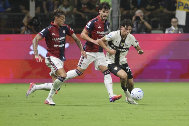 IPA87707255 - Simone Lontani of Parma AC battles for the ball with Daniel Maldini of Cagliari Calcio during the Parma Calcio vs. Cagliari Calcio match in the 2026-27 Enilive Serie A season at the Ennio Tardini Stadium in Parma (PR), Italy, on August 22, 2026.  Copyright: xDavidexCasentini IPAxSportx xx 87707255