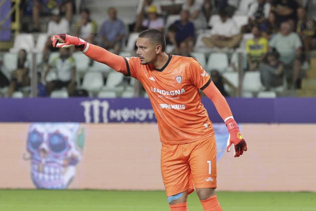 IPA87707256 - Elia Caprile of Cagliari Calcio gestures during the Parma Calcio vs. Cagliari Calcio match, the first game of the 2026-27 Enilive Serie A season, at the Ennio Tardini Stadium in Parma (PR), Italy, on August 22, 2026.  Copyright: xDavidexCasentini IPAxSportx xx 87707256