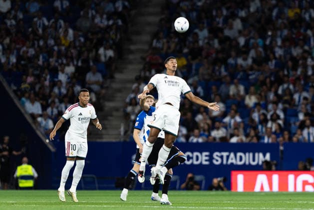August 22, 2026, Barcelona, Catalonia, Spain: BARCELONA, SPAIN - AUGUST 22: Urko Gonzalez of RCD Espanyol challenges Jude Bellingham of Real Madrid for the ball during the LaLiga EA Sports match between RCD Espanyol and Real Madrid at RCDE Stadium on Barcelona, Spain. Barcelona Spain - ZUMAs316 20260822_znp_s316_016 Copyright: xMartixSeguraxRamonedax