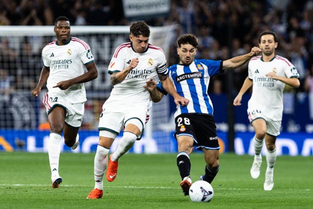 August 22, 2026, Barcelona, Catalonia, Spain: BARCELONA, SPAIN - AUGUST 22: Javi Hernandez of RCD Espanyol challenges Federico Valverde of Real Madrid for the ball during the LaLiga EA Sports match between RCD Espanyol and Real Madrid at RCDE Stadium on Barcelona, Spain. Soccer 2026: RCD Espanyol V Real Madrid - LaLiga EA Sports  - ZUMAs316 20260822_znp_s316_019 Copyright: xMartixSeguraxRamonedax