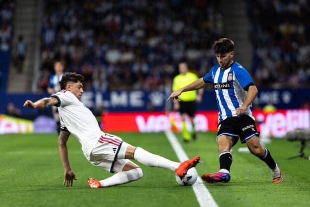 August 22, 2026, Barcelona, Catalonia, Spain: BARCELONA, SPAIN - AUGUST 22: Javi Hernandez of RCD Espanyol challenges Federico Valverde of Real Madrid for the ball during the LaLiga EA Sports match between RCD Espanyol and Real Madrid at RCDE Stadium on Barcelona, Spain. Soccer 2026: RCD Espanyol V Real Madrid - LaLiga EA Sports  - ZUMAs316 20260822_znp_s316_021 Copyright: xMartixSeguraxRamonedax