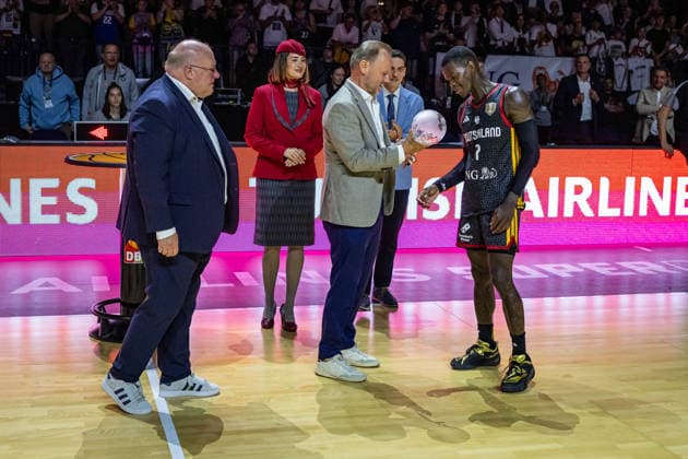 Basketball Hamburg 22.08.2026 Turkish Airlines Supercup 2026 Finale Deutschland (GER) - Kroatien (CRO) Deutschland gewinnt den Supercup Siegerehrung Dennis Schröder Schroeder (Deutschland, No.17) Schröder Schroder *** Basketball Hamburg, August 22, 2026 Turkish Airlines Supercup 2026 Final Germany (GER) vs. Croatia (CRO) Germany wins the Supercup Award Ceremony Dennis Schröder (Schroeder), Germany, No. 17 Schröder (Schroder)