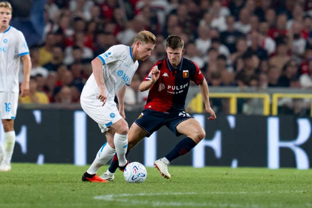 Genoa CFC v SSC Napoli - Serie A Enilive Kevin De Bruyne of SSC Napoli and Morten Frendrup of Genoa CFC compete for the ball during the Serie A Enilive match between Genoa CFC and SSC Napoli at Luigi Ferraris Stadium on August 22, 2026 in Genoa, Italy Genoa Luigi Ferraris Stadium Liguria Italy Copyright: xGiuseppexMaffiax 260822SerieA_Genoa-Napoli_GM_09913