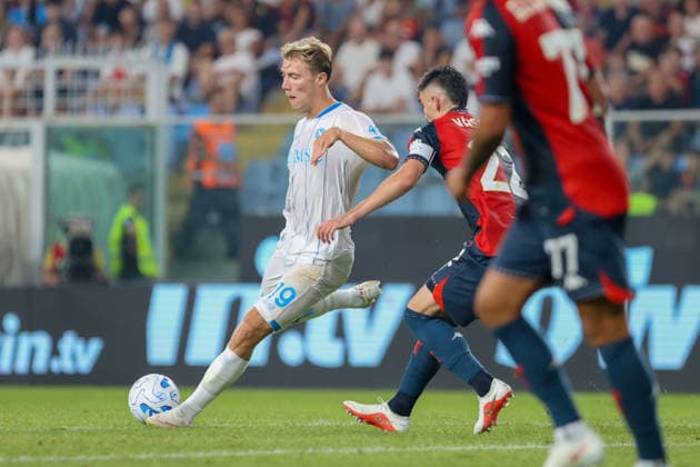 NapoliÕs Rasmus Winther Hojlund fights for the ball with GenoaÕs Johan Vasquez during the Serie A soccer match between Genoa and Napoli at the Luigi Ferraris Stadium in Genoa, Italy - Saturday, August 22, 2026. - Soccer .  Copyright: xTanoxPecoraro LaPressex