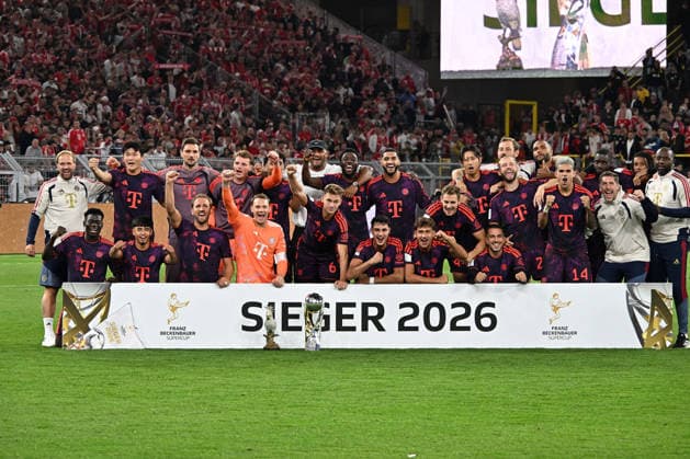 22.08.2026, xsltx, Fussball Franz Beckenbauer Supercup 2026, Borussia Dortmund - FC Bayern München v.l. Siegerfoto mit Pokal und Kakadu (DFL DFB REGULATIONS PROHIBIT ANY USE OF PHOTOGRAPHS as IMAGE SEQUENCES and or QUASI-VIDEO) Dortmund *** August 22, 2026, xsltx, Soccer Franz Beckenbauer Super Cup 2026, Borussia Dortmund vs. FC Bayern Munich – Winner’s photo with trophy and cockatoo. DFL and DFB regulations prohibit any use of photographs as image sequences and or quasi-video. Dortmund