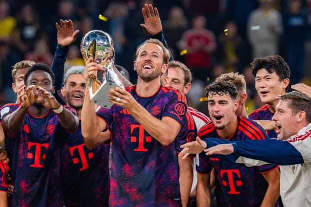 Supercup, Deutschland, Borussia Dortmund vs. FC Bayern München, 22.08.2026 im Signal Iduna Park Siegerehrung FC Bayern München Sieger Manuel Neuer Joshua Kimmich Saibari Harry Kane Nathaniel Brown Jonathan Tah Tom Bischof Michael Olise Arijon Ibrahimovic Maycon Cardozo *** Super Cup, Germany, Borussia Dortmund vs. FC Bayern Munich, August 22, 2026, at Signal Iduna Park. Award Ceremony: FC Bayern Munich Winners—Manuel Neuer, Joshua Kimmich, Saibari, Harry Kane, Nathaniel Brown, Jonathan Tah, Tom Bischof, Michael Olise, Arijon Ibrahimovic, Maycon Cardozo Copyright: xBahhoxKarax