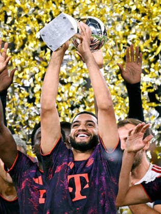 Dortmund, Germany, 1. Bundesliga, Supercup, Signal Iduna Park Dortmund, Bor. Dortmund vs FC Bayern München 1:2; Ismael Saibari (FCB) with the trophy. Celebration, Joy, Action. *** Dortmund, Germany, Bundesliga 1, Super Cup, Signal Iduna Park, Dortmund, Borussia Dortmund vs. FC Bayern Munich 1-2, Ismael Saibari (FCB) with the trophy—Celebration, Joy, Action