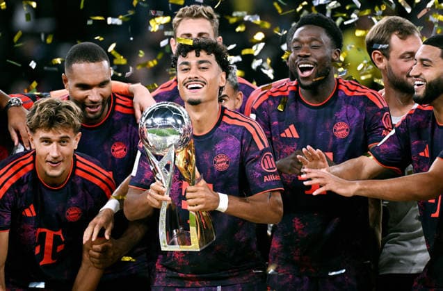 Dortmund, Germany, 1. Bundesliga, Supercup, Signal Iduna Park Dortmund, Bor. Dortmund vs FC Bayern München 1:2; Nathaniel Brown (FCB) with the trophy. Celebration, Joy, Action. *** Dortmund, Germany, Bundesliga 1, Super Cup, Signal Iduna Park, Dortmund, Borussia Dortmund vs. FC Bayern Munich 1-2, Nathaniel Brown (FCB) with the trophy—Celebration, Joy, Action