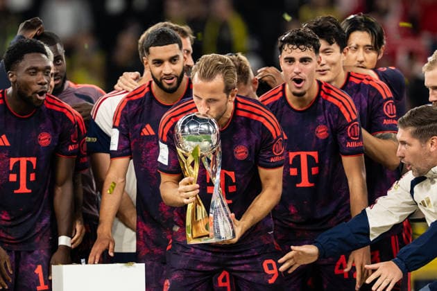 22.08.2026, GER Deutschland, Fussball, Saison 2026 2027, Franz Beckenbauer Supercup - Borussia Dortmund vs FC Bayern München Muenchen Franz Beckenbauer Supercup Sieger 2ß26, FC Bayern München Muenchen, Siegerfoto, Harry Kane (FC Bayern München Muenchen, 9) küsst den Pokal Dortmund Signal Iduna Park Nordrhein-Westfalen (NRW) Deutschland *** August 22, 2026, GER Germany, Soccer, 2026–2027 Season, Franz Beckenbauer Super Cup: Borussia Dortmund vs. FC Bayern Munich, Franz Beckenbauer Super Cup Winner 2026, FC Bayern Munich, Winners Photo, Harry Kane (FC Bayern Munich) kisses the trophy at Signal Iduna Park in Dortmund, North Rhine-Westphalia (NRW), Germany Copyright: xnordphotoxGmbHx xChristianxSchulzex