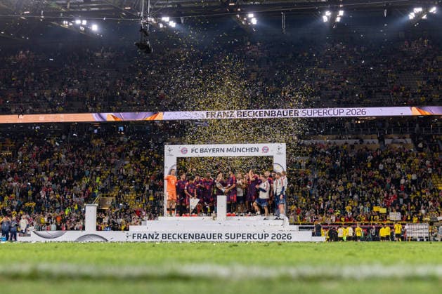 22.08.2026, Fussball, Franz Beckenbauer Supercup 2026, Borussia Dortmund - FC Bayern München. Die Mannschaft des FC Bayern München bejubelt den Gewinn des Franz Beckenbauer Supercups. Dortmund Signal Iduna Park NRW Deutschland xRHR-FOTO DEx *** August 22, 2026, Soccer, 2026 Franz Beckenbauer Super Cup, Borussia Dortmund vs. FC Bayern Munich The FC Bayern Munich team celebrates winning the 2026 Franz Beckenbauer Super Cup in Dortmund at Signal Iduna Park, North Rhine-Westphalia, Germany xRHR PHOTO DEx Copyright: DennisxEwert RHR-FOTOx RHR-FOTO DE