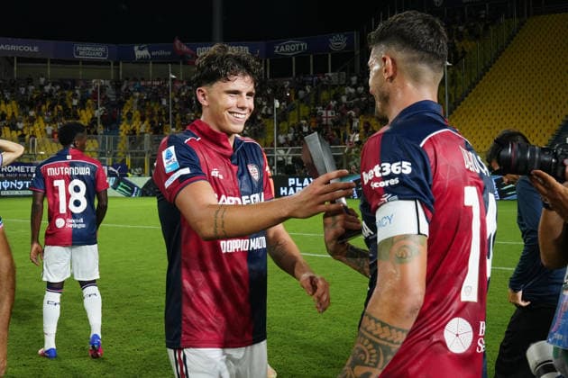 CagliariÕs Alessandro Romano Panini Player of the match celebrates for the victory with CagliariÕs Alessandro Deiola at the end of the Serie A soccer match between Parma and Cagliari at Ennio Tardini Stadium in Parma, North Italy, Saturday, August 22, 2026. Soccer  Copyright: xMassimoxPaolone LaPressex