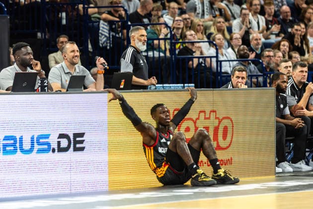 22.08.2026, GER, Turkish Airlines Supercup 2026, Hamburg, Finale, Deutschland-Kroatien Dennis Schroeder ( 17 Deutschland) erschöpft an der Bande Hamburg Barclays Arena Hamburg Deutschland *** August 22, 2026, GER, Turkish Airlines Supercup 2026, Hamburg, Final, Germany vs. Croatia, Dennis Schroeder 17, Germany, exhausted on the sidelines, Hamburg Barclays Arena, Hamburg, Germany