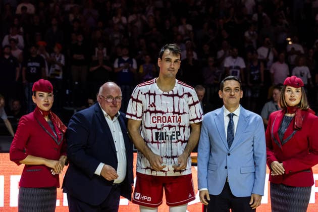 22.08.2026, GER, Turkish Airlines Supercup 2026, Hamburg, Finale, Deutschland-Kroatien Ingo Weiss, DBB-Präsident, Dario Saric (Kroatien, 9) mit dem Pokal für Platz 2 Hamburg Barclays Arena Hamburg Deutschland *** August 22, 2026, GER, 2026 Turkish Airlines Supercup, Hamburg, Final, Germany vs. Croatia, Ingo Weiss, DBB President, Dario Saric (Croatia), No. 9 holding the trophy for second place, Hamburg Barclays Arena, Hamburg, Germany