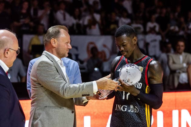 22.08.2026, GER, Turkish Airlines Supercup 2026, Hamburg, Finale, Deutschland-Kroatien Dennis Schroeder ( 17 Deutschland) bekommt den Siegerpokal überreicht Hamburg Barclays Arena Hamburg Deutschland *** August 22, 2026, GER, 2026 Turkish Airlines Super Cup, Hamburg, Final, Germany vs. Croatia, Dennis Schröder 17; Germany is presented with the championship trophy at the Barclays Arena in Hamburg, Germany