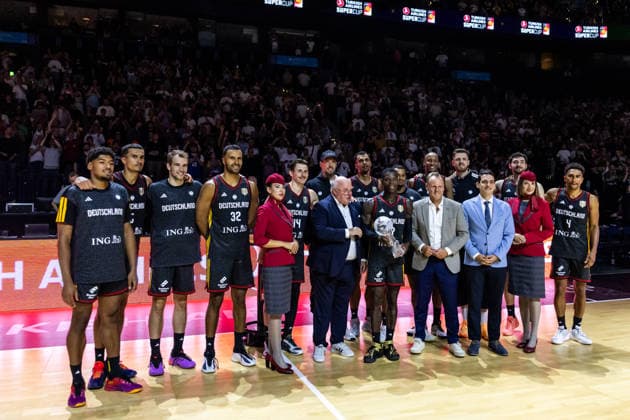 22.08.2026, GER, Turkish Airlines Supercup 2026, Hamburg, Finale, Deutschland-Kroatien Das Team Deutschland mit Dennis Schroeder ( 17 Deutschland) und Ingo Weiss, DBB-Präsident und dem Pokal Hamburg Barclays Arena Hamburg Deutschland *** August 22, 2026, GER, 2026 Turkish Airlines Supercup, Hamburg, Final, Germany vs. Croatia The German team with Dennis Schroeder (No. 17), Ingo Weiss, DBB President, and the trophy at the Hamburg Barclays Arena, Hamburg, Germany