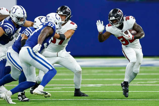 INDIANAPOLIS, IN - AUGUST 22: Atlanta Falcons running back Nathan Carter (38) cuts up field in the second half of play during a pre season game between the Atlanta Falcons and the Indianapolis Colts on August 22, 2026 at Lucas Oil Stadium in Indianapolis, IN. (Photo by Jeffrey Brown Icon Sportswire) NFL, American Football Herren, USA AUG 22 Falcons at Colts EDITORIAL USE ONLY Icon082226017