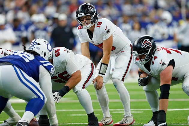 INDIANAPOLIS, IN - AUGUST 22: Atlanta Falcons quarterback Jack Strand (18) at the line of scrimmage in the second half of play during a pre season game between the Atlanta Falcons and the Indianapolis Colts on August 22, 2026 at Lucas Oil Stadium in Indianapolis, IN. (Photo by Jeffrey Brown Icon Sportswire) NFL, American Football Herren, USA AUG 22 Falcons at Colts EDITORIAL USE ONLY Icon082226018