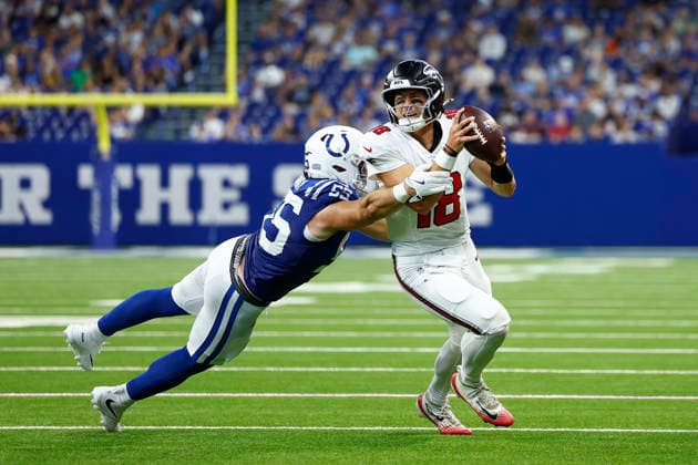 INDIANAPOLIS, IN - AUGUST 22: Atlanta Falcons quarterback Jack Strand (18) under pressure from Indianapolis Colts linebacker Caden Curry (55) in the second half of play during a pre season game between the Atlanta Falcons and the Indianapolis Colts on August 22, 2026 at Lucas Oil Stadium in Indianapolis, IN. (Photo by Jeffrey Brown Icon Sportswire) NFL, American Football Herren, USA AUG 22 Falcons at Colts EDITORIAL USE ONLY Icon082226019