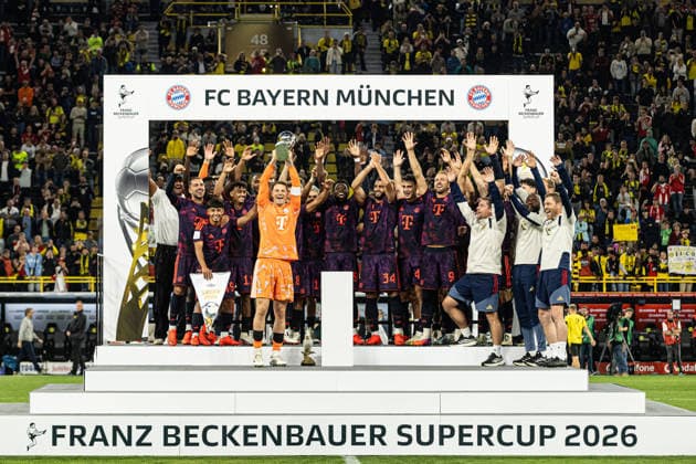 Franz-Beckenbauer-Supercup 2026: Borussia Dortmund - FC Bayern München; 22.08.2026 Siegerehrung, FC Bayern München gewinnt Franz-Beckenbauer-Supercup 2026. Die Spiller bejubeln Sieg. Gregor Kobel (Borussia Dortmund, 1) hält Pokal. Franz-Beckenbauer-Supercup 2026: Borussia Dortmund - FC Bayern München; Signal Iduna Park, Dortmund; 22.08.2026 *** 2026 Franz Beckenbauer Super Cup: Borussia Dortmund vs. FC Bayern Munich, August 22, 2026, Award Ceremony, FC Bayern Munich wins the 2026 Franz Beckenbauer Super Cup; the players celebrate the victory; Gregor Kobel of Borussia Dortmund (No. 1) holds the 2026 Franz Beckenbauer Super Cup trophy; Borussia Dortmund vs. FC Bayern Munich at Signal Iduna Park, Dortmund, August 22, 2026 Copyright: xBEAUTIFULxSPORTS Buriakovx