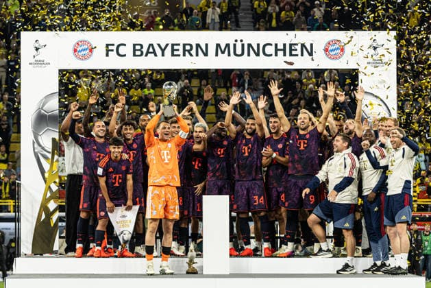Franz-Beckenbauer-Supercup 2026: Borussia Dortmund - FC Bayern München; 22.08.2026 Siegerehrung, FC Bayern München gewinnt Franz-Beckenbauer-Supercup 2026. Die Spiller bejubeln Sieg. Gregor Kobel (Borussia Dortmund, 1) hält Pokal. Franz-Beckenbauer-Supercup 2026: Borussia Dortmund - FC Bayern München; Signal Iduna Park, Dortmund; 22.08.2026 *** 2026 Franz Beckenbauer Super Cup: Borussia Dortmund vs. FC Bayern Munich, August 22, 2026, Award Ceremony, FC Bayern Munich wins the 2026 Franz Beckenbauer Super Cup; the players celebrate the victory; Gregor Kobel of Borussia Dortmund (No. 1) holds the 2026 Franz Beckenbauer Super Cup trophy; Borussia Dortmund vs. FC Bayern Munich at Signal Iduna Park, Dortmund, August 22, 2026 Copyright: xBEAUTIFULxSPORTS Buriakovx