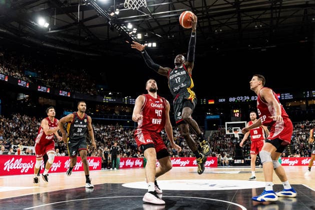 HAMBURG, GERMANY - AUGUST 22: Dennis Schroeder (Schröder, Schroder, Germany, 17) shooting the ball over Ivica Zubac (Croatia, 40) during the Turkish Airlines Basketball Supercup final match between Germany vs. Croatia at Barclays Arena on August 22, 2026 in Hamburg, Germany. Hamburg Germany Copyright: xSteffiexWunderlx
