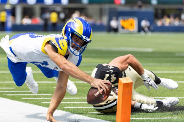 August 22, 2026, Inglewood, California, USA: Los Angeles Rams Quarterback Stetson Bennett IV (13) scores a touchdown against New Orleans Saints Linebacker Jackson Simon (47) during an NFL, American Football Herren, USA football preseason game, in Inglewood, Calif. on Saturday August 22, 2026. Inglewood USA - ZUMAc68_ 20260822_zaf_c68_006 Copyright: xRingoxChiux