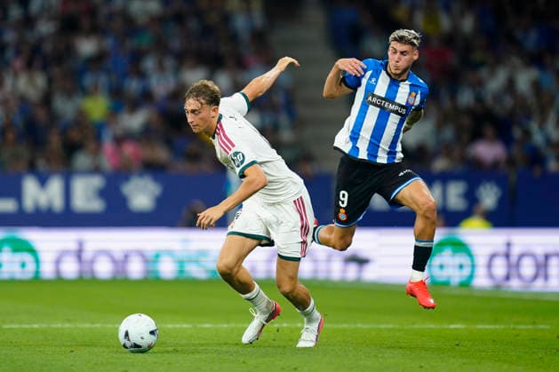 ESP: RCD Espanyol - Real Madrid. La Liga EA Sports. Matchday 2 Dean Huijsen of Real Madrid and Roberto Fernandez of RCD Espanyol during the La Liga EA Sports match between RCD Espanyol and Real Madrid played at RCDE Stadium on August 22, 2026 in Barcelona, Spain. kpng Copyright: xSergioxRuizx xPRESSINPHOTOx PS_2627_ESP_RMA_064