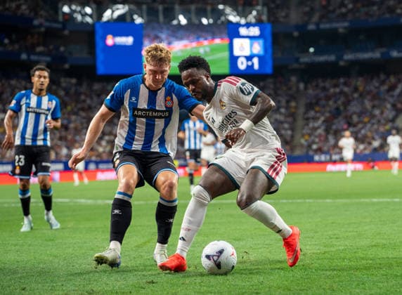 ESP: LaLiga EA Sports RCD Espanyol de Barcelona v Real Madrid Clemens Riedel of Espanyol and Vinicius Junior of Real Madrid during LaLiga EA Sports match between RCDE Espanyol de Barcelona v Real Madrid played at RCDE Stadium, Cornella de Llobregat, Barcelona on August 22 2026 in Spain Spain Soccer *** ESP LaLiga EA Sports RCD Espanyol de Barcelona vs. Real Madrid Clemens Riedel of Espanyol and Vinicius Junior of Real Madrid during the LaLiga EA Sports match between RCDE Espanyol de Barcelona and Real Madrid, played at RCDE Stadium, Cornellà de Llobregat, Barcelona, on August 22, 2026, in Spain—Spanish Soccer Copyright: xAgenciaxLOFx