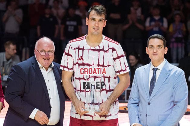Basketball, Turkish Airlines Supercup 2026, Türkei - Kroatien, Barclays Arena (Hamburg), 22.08.2026, Finale Dario Saric ( 9, KROATIEN, Teamkapitän, Forward, NBA, Basketball Herren, USA erhält den Pokal für den zweiten Platz überreicht von Ingo-Rolf Weiss (DBB, Präsident, links) und einem Vertreter des Hauptsponsors, Turkish Airlines (rechts). *** Basketball, 2026 Turkish Airlines Super Cup, Turkey vs. Croatia, Barclays Arena, Hamburg, August 22, 2026, Final: Dario Saric (9), CROATIA, team captain, forward, NBA, is presented with the runner-up trophy by Ingo Rolf Weiss, DBB president (left), and a representative of the main sponsor, Turkish Airlines (right)