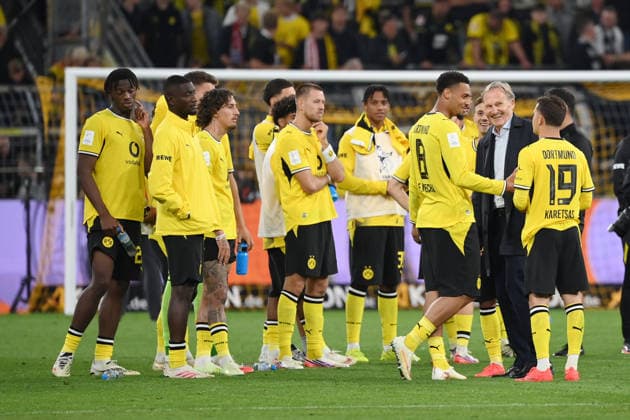 Die BVB Spieler nach der Niederlage, v.re., Konstantinos Karetsas (Borussia Dortmund), Hans-Joachim Watzke (Präsident Borussia Dortmund), Hans Joachim Watzke, Felix Nmecha (Borussia Dortmund) können lachen 22.08.2026, Fussball, Saison 2026 2027, Franz-Beckenbauer-Supercup 2026, Finale, Borussia Dortmund - FC Bayern München 1:2 DFL regulations prohibit any use of photographs as image sequences and or quasi-video Dortmund Signal Iduna Park Nordrhein Westfalen Deutschland *** The BVB players after the loss: Konstantinos Karetsas (Borussia Dortmund), Hans Joachim Watzke (President of Borussia Dortmund), Hans Joachim Watzke, Felix Nmecha (Borussia Dortmund) are able to smile. August 22, 2026, Soccer, 2026–2027 season, Franz Beckenbauer, 2026 Super Cup, Final, Borussia Dortmund vs. FC Bayern Munich 1–2. DFL regulations prohibit any use of photographs as image sequences and or quasi-video. Dortmund, Signal Iduna Park, North Rhine-Westphalia, Germany Team2