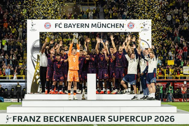 Franz-Beckenbauer-Supercup 2026: Borussia Dortmund - FC Bayern München; 22.08.2026 Siegerehrung, FC Bayern München gewinnt Franz-Beckenbauer-Supercup 2026. Die Spiller bejubeln Sieg. Manuel Neuer (FC Bayern München, 1) hält Pokal. Franz-Beckenbauer-Supercup 2026: Borussia Dortmund - FC Bayern München; Signal Iduna Park, Dortmund; 22.08.2026 *** 2026 Franz Beckenbauer Super Cup: Borussia Dortmund vs. FC Bayern Munich, August 22, 2026, Award Ceremony, FC Bayern Munich wins the 2026 Franz Beckenbauer Super Cup; the players celebrate the victory; Manuel Neuer of FC Bayern Munich (No. 1) holds the 2026 Franz Beckenbauer Super Cup trophy; Borussia Dortmund vs. FC Bayern Munich at Signal Iduna Park, Dortmund, August 22, 2026 Copyright: xBEAUTIFULxSPORTS Buriakovx